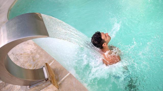 Un hombre disfruta en un spa.