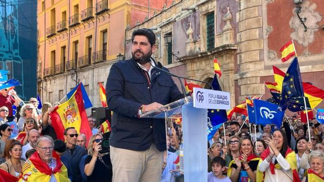 El presidente de Murcia, Fernando López Miras, este domingo, en una abarrotada plaza Cardenal Belluga.