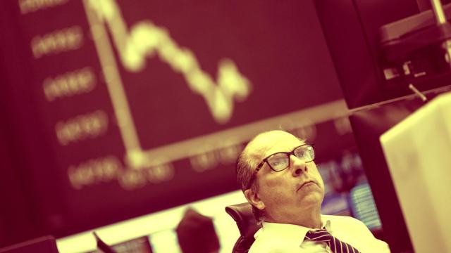 Un 'trader' mirando la cotización en la Bolsa de Fráncfort.