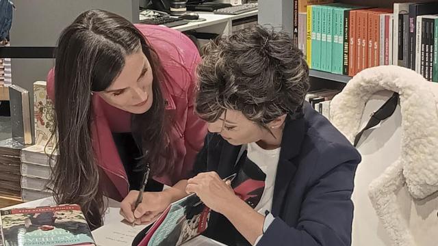 La reina Letizia junto a Sonsoles Ónega en El Corte Inglés de Callao (Madrid).