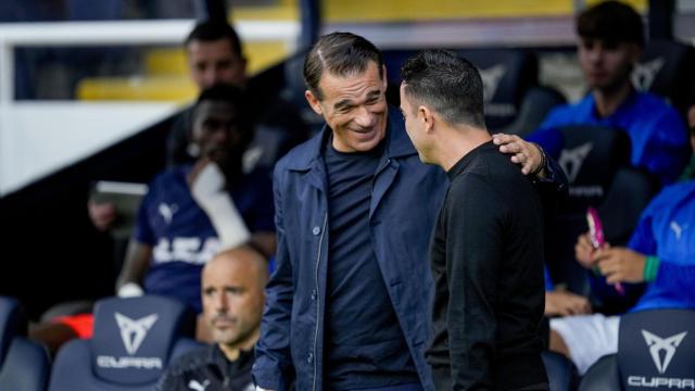 Luis García, entrenador del Alavés, y Xavi Hernández se saludan