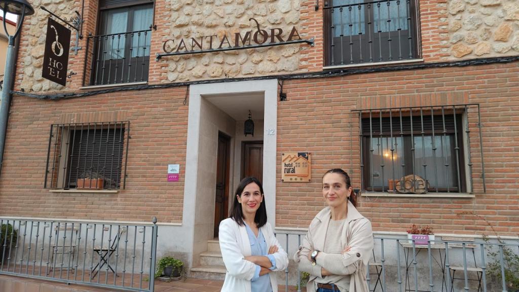 Blanca y María delante de su hotel rural