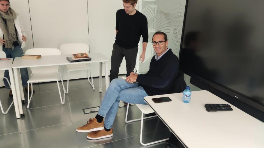 David Jiménez, firmando libros tras impartir su Masterclass en la Universidad Camilo José Cela.