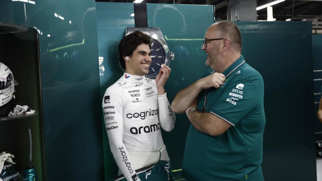 Tom McCullough dialogando con Lance Stroll en el box de Aston Martin