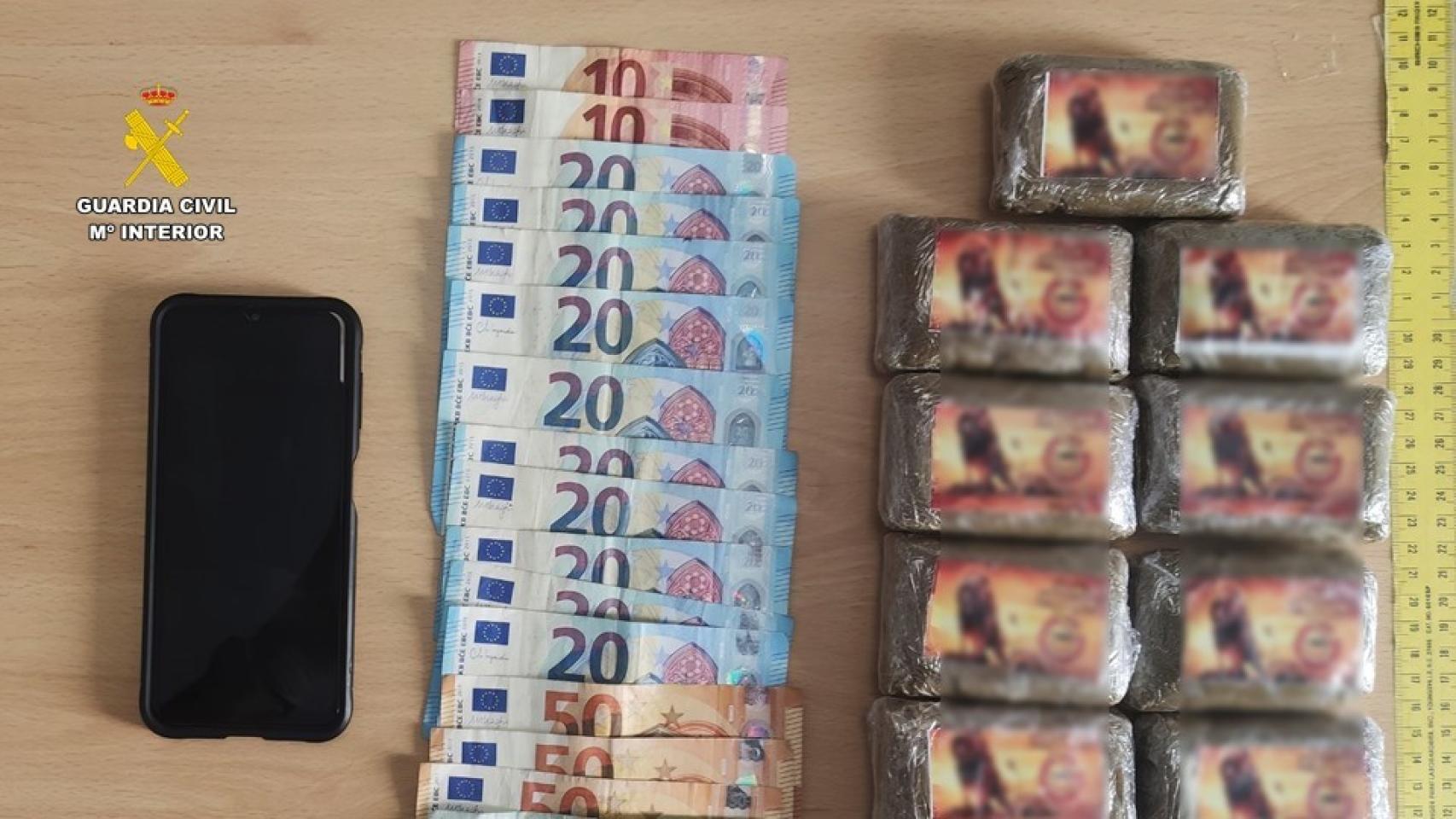 El material que llevaba el individuo en su vehículo.