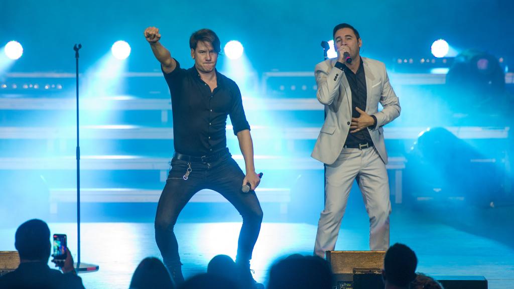 Los cantantes Andy y Lucas durante la Gala de los Premios Radiolé en Sevilla.