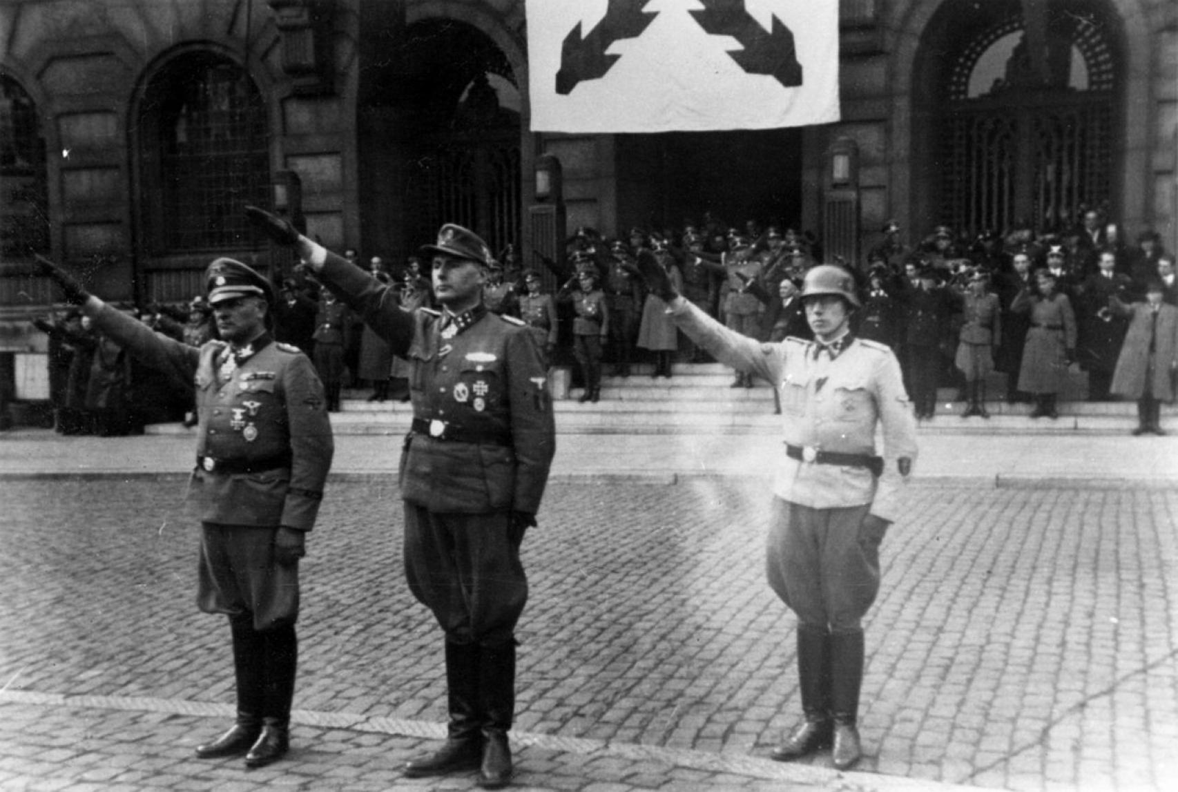 León Degrelle (centro) en Charleroi, Bélgica, 1 de abril de 1944