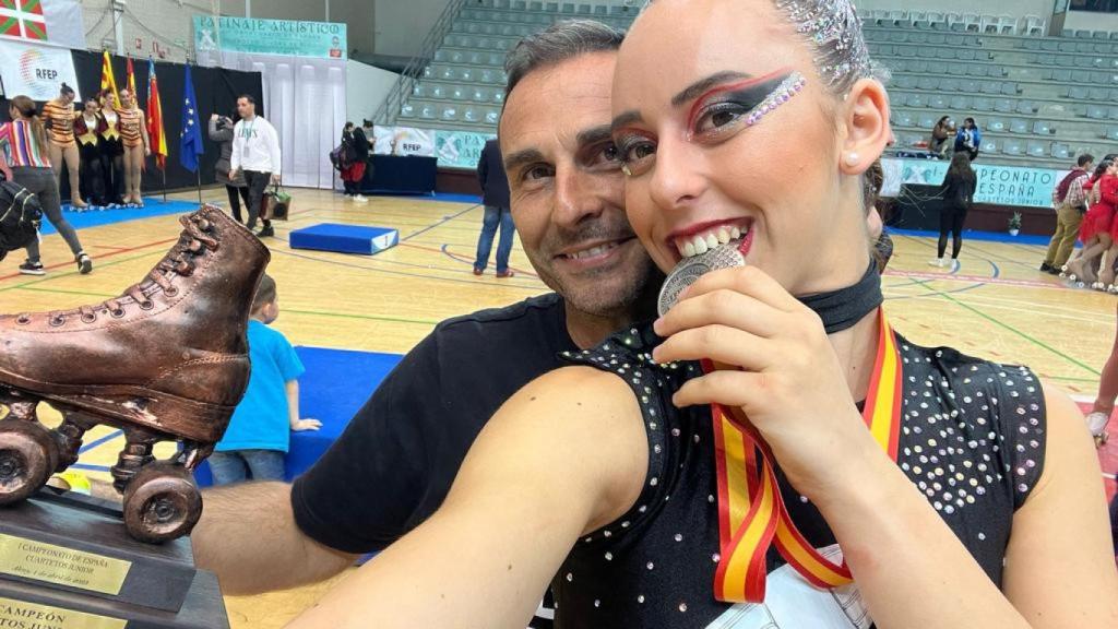 Erica con su padre.