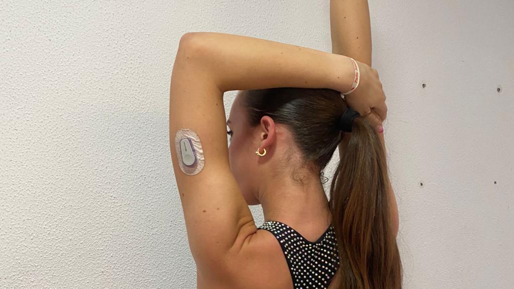 Erica muestra su sensor de glucemia.