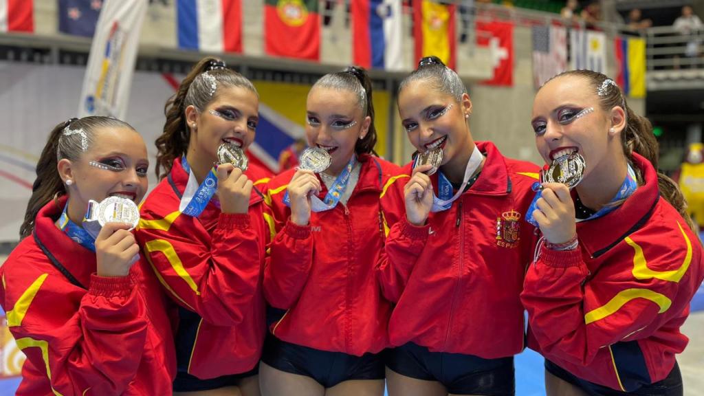 Las cinco, con sus medallas.