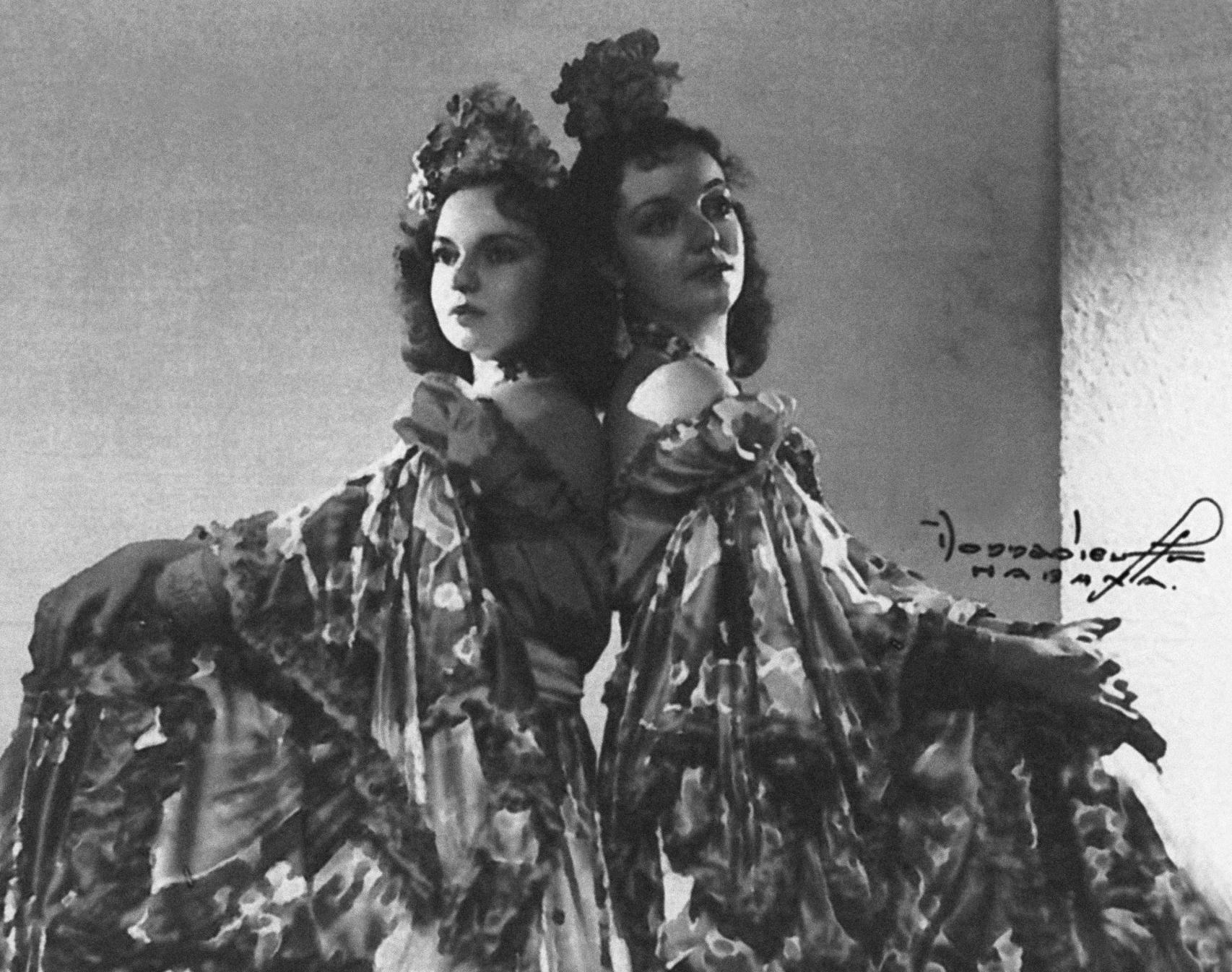 Isa Reyes con su hermana Nuria en una foto publicitaria de su show en el Hotel Nacional de La Habana.