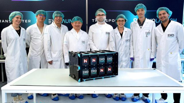 Equipo de Foxconn con los satélites PEARL-1H y 1C.