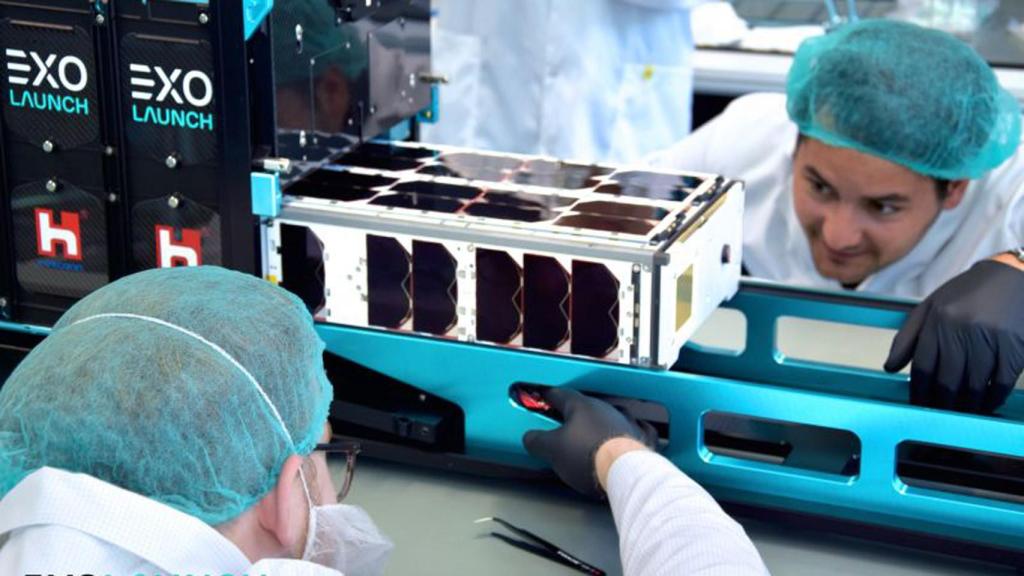 Equipos de Foxconn con los satélites en Exolaunch.