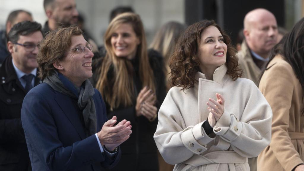 El alcalde de Madrid, José Luis Martínez Almeida, y la presidenta de la Comunidad de Madrid, Isabel Díaz Ayuso, durante el acto solemne de izado de la bandera nacional en la plaza de España, a 2 de diciembre de 2022, en Madrid (España).