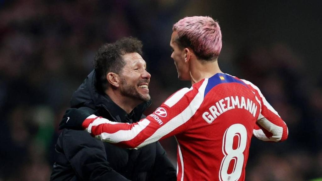 Simeone y Griezmann se funden en un abrazo tras un gol del francés.