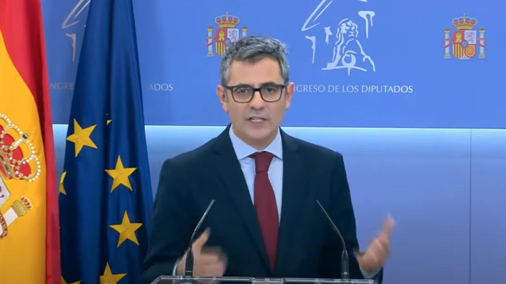 Félix Bolaños durante la rueda de prensa que ha ofrecido en el Congreso.