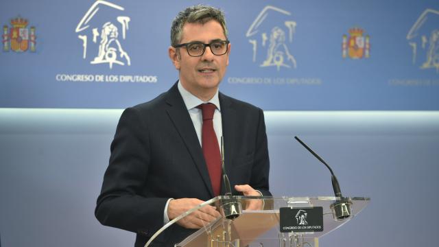 El ministro de la Presidencia, Félix Bolaños, en la rueda de prensa que ha ofrecido en el Congreso.