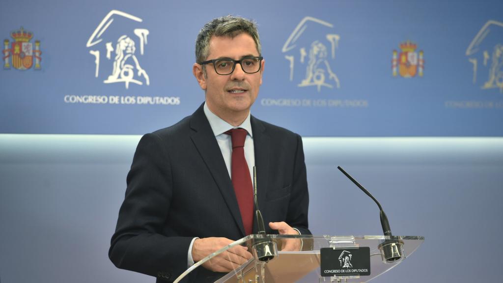 El ministro de la Presidencia, Félix Bolaños, en la rueda de prensa que ha ofrecido en el Congreso.