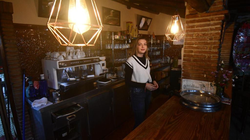 María José, en la barra de su restaurante.