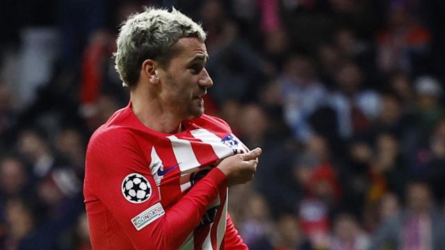 Griezmann se señala el escudo del Atlético de Madrid tras marcar un gol.