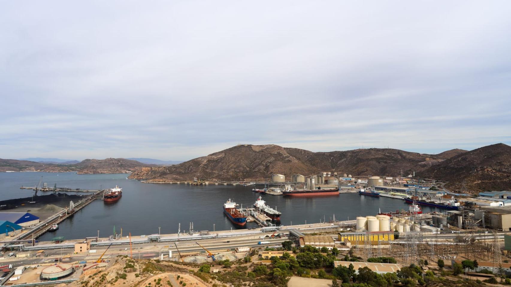 Una panorámica de la dársena de Escombreras.