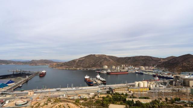 Una panorámica de la dársena de Escombreras.