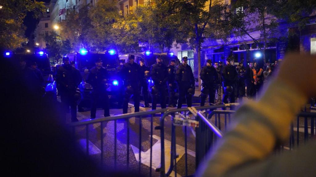 Miembros de la UIP en la primera línea, tras las vallas de Ferraz