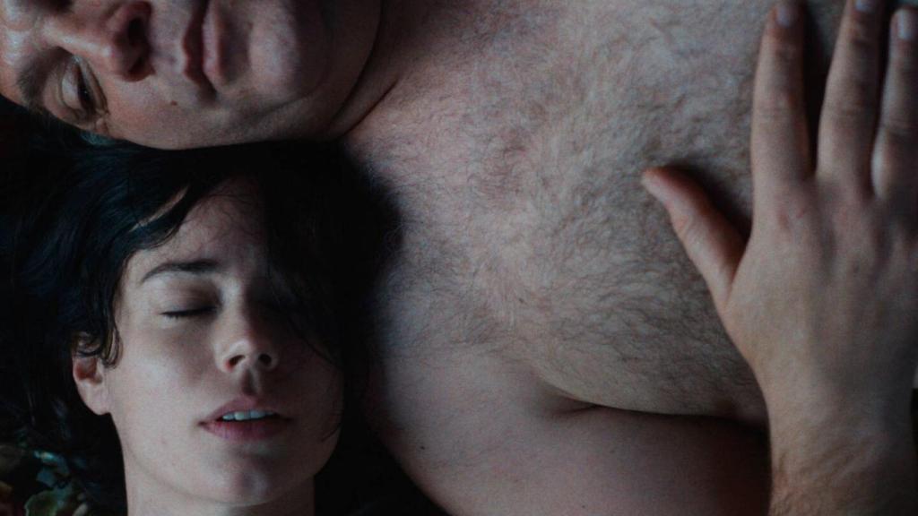 El cartel de la película Un amor, de Isabel Coixet, adaptación del libro de Sara Mesa.