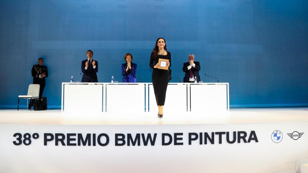 La ganadora Beatriz Ruibal con el Premio en la categoría de Arte Digital.