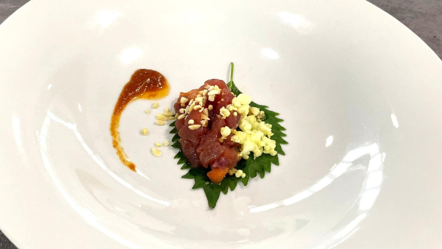 La tapa 'Hoja de Shiso, atún rojo y humo, harissa y palomitas de patata' del restaurante Sal I Fum.