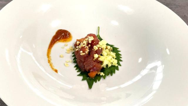 La tapa 'Hoja de Shiso, atún rojo y humo, harissa y palomitas de patata' del restaurante Sal I Fum.