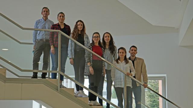 Isidro Sánchez García (izq.) con su equipo en el Centro de Investigación del Cáncer (Universidad de Salamanca-CSIC)