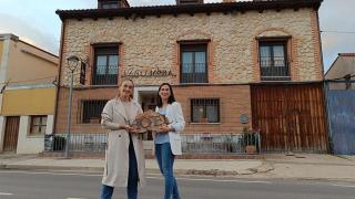 María, a la derecha, y Blanca a la izquierda, delante de su Hotel Rural Cantamora