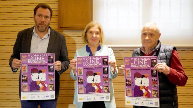 El diputado del PSOE Óscar Puente; el presidente de la Asociación Vecinal Bailarín Vicente Escudero y coordinador de las Jornadas, Jesús Valverde, y la secretaria de la organización, Elena Martín