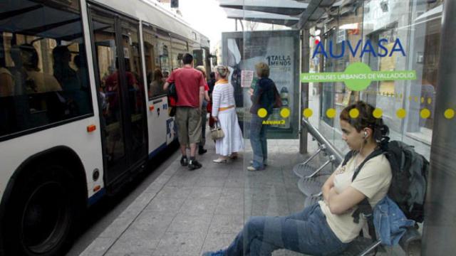Una usuaria en una de las marquesinas de los autobuses urbanos de Valladolid
