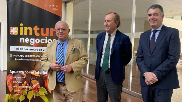 El consejero de Cultura, Gonzalo Santonja, el director general de Turismo, Ángel González, y el director de la Feria de Valladolid, Alberto Alonso, en la presentación de Intur
