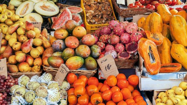 Frutas orientales en una tienda.
