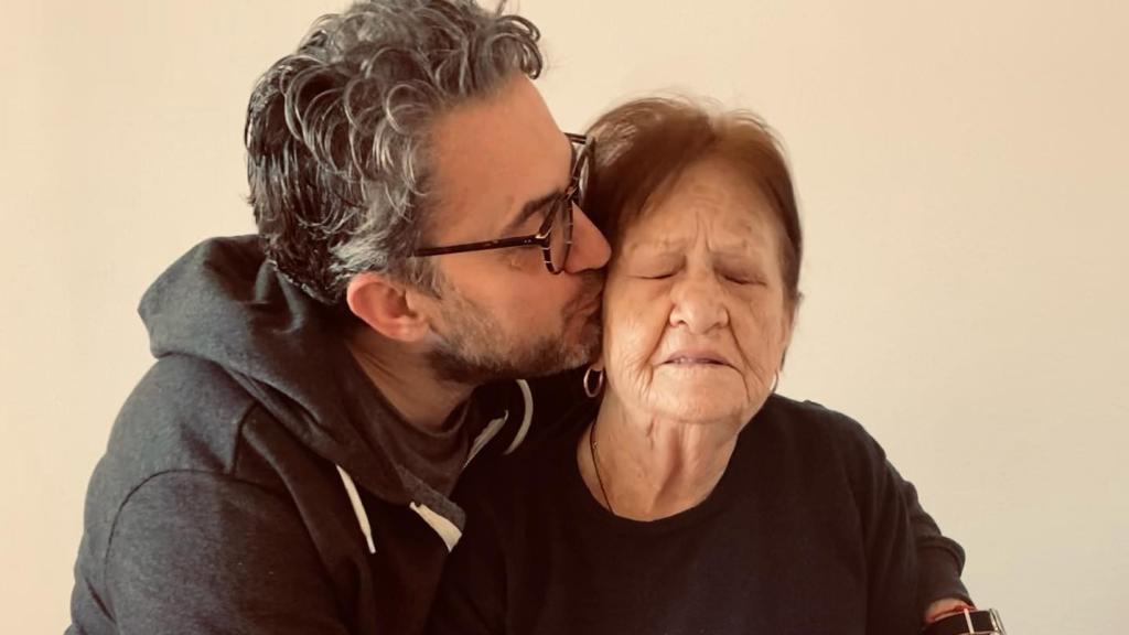 Máximo Huerta en una tierna fotografía junto a su madre, Clara Hernández.