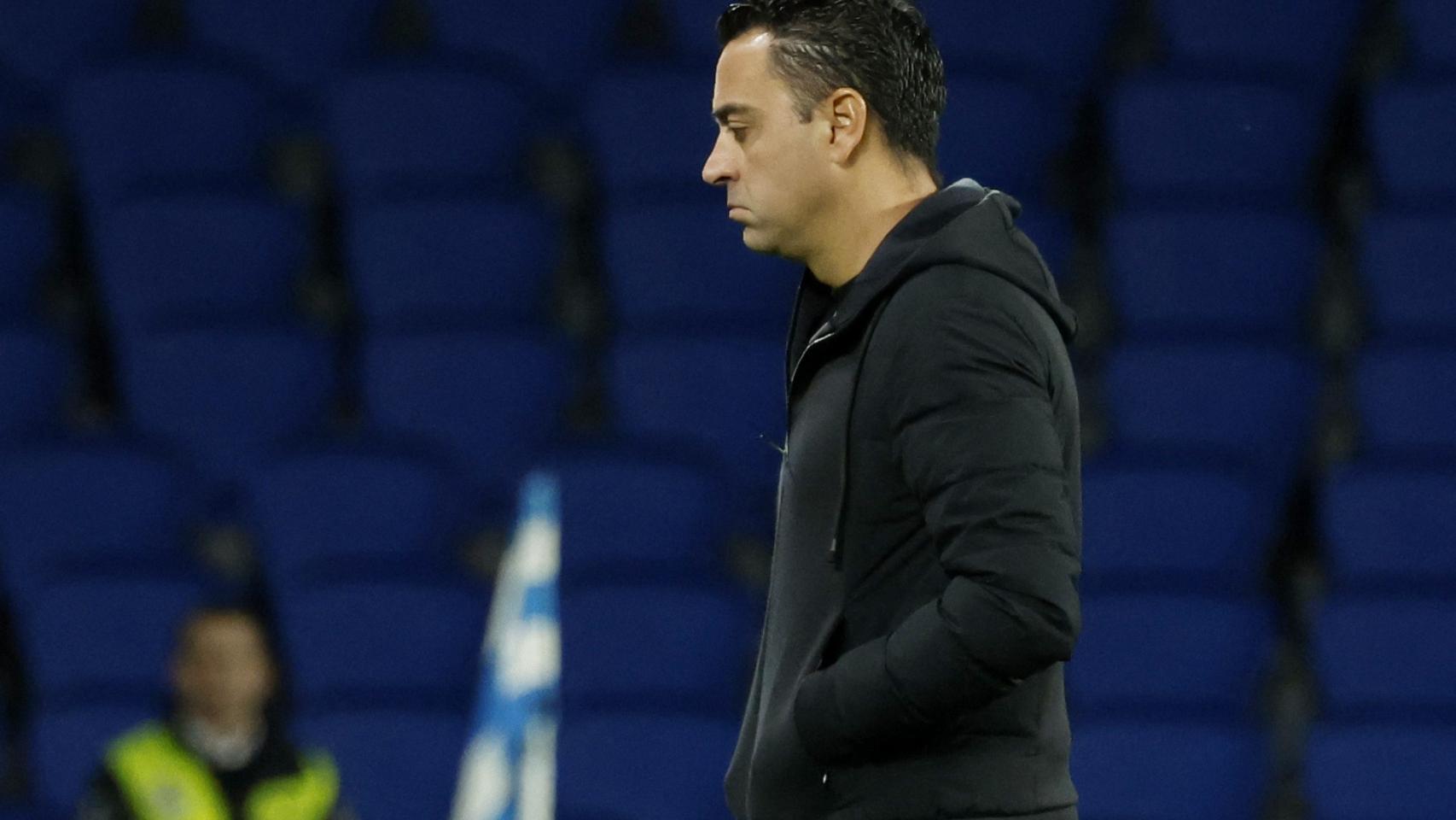 Xavi, cabizbajo en un partido.