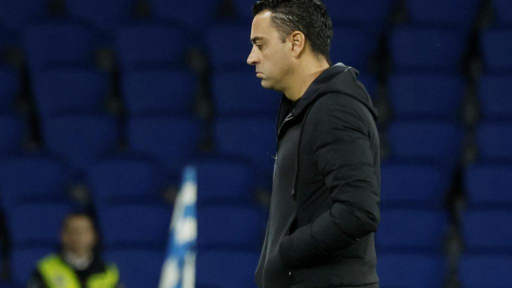 Xavi, cabizbajo en un partido.