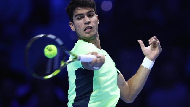 Alcaraz da una derecha frente a Zverev en las ATP Finals.