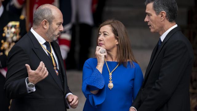 Los presidentes de las Cortes, Pedro Rollán y Francina Armengol, con Pedro Sánchez durante la jura de la Constitución de la princesa Leonor.