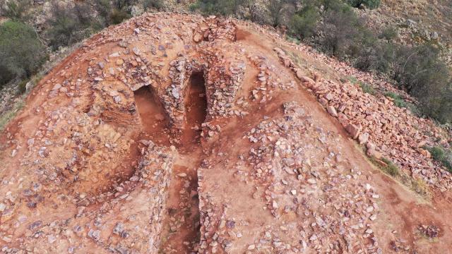 Conjunto de cámaras funerarias y corredores excavados.