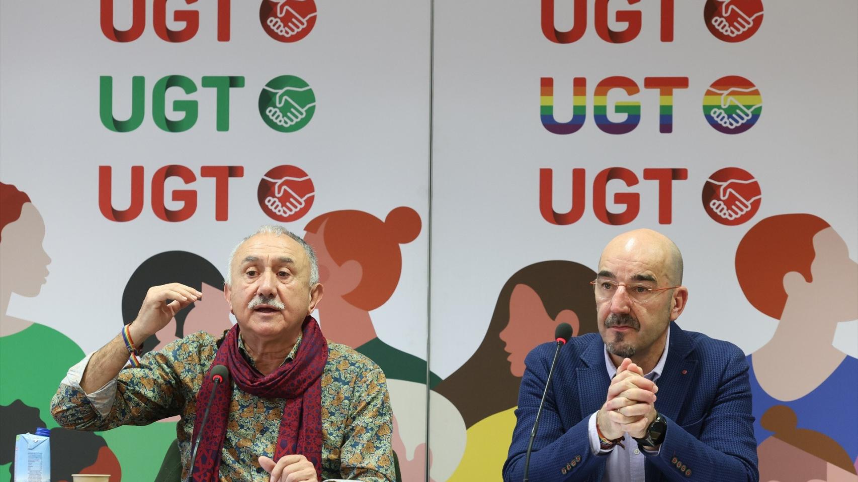 El secretario general de UGT, Pepe Álvarez (i), y el vicesecretario general de Política Sindical, Fernando Luján (d).
