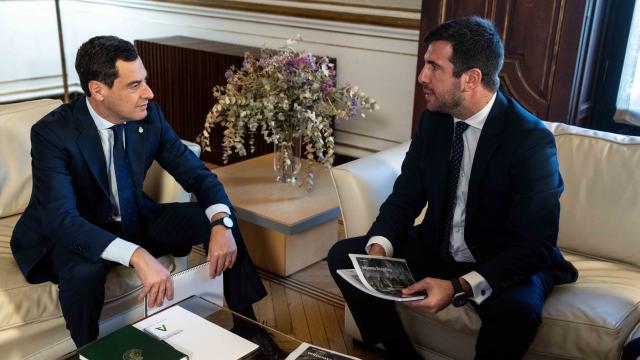 El presidente de Andalucía, Juanma Moreno, y el presidente de CoxAbengoa, Enrique Riquelme.