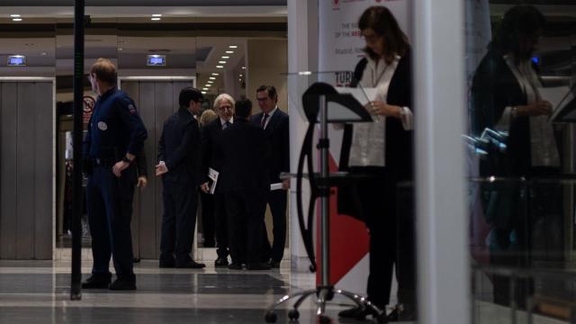 Al fondo, miembros de la CEOE asistentes a la reunión, entre ellos Josep Sánchez Llibre y Antonio Garamendi.