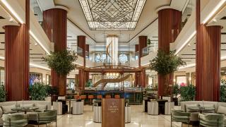 El nuevo kiosko de café en la lujosa Galería Canalejas con un famoso pastelero: 8 euros un café