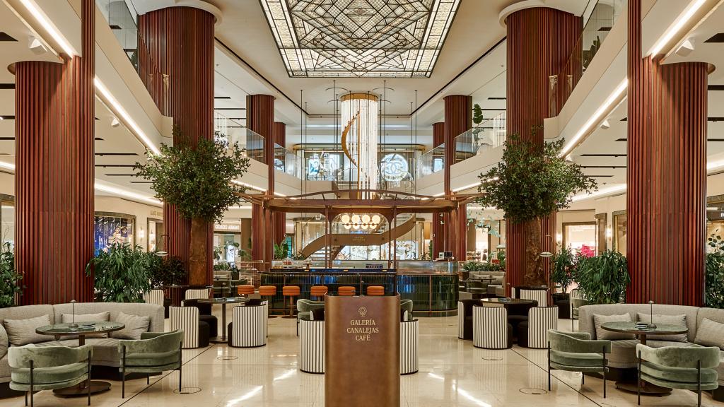 El nuevo kiosko de café en la lujosa Galería Canalejas con un famoso pastelero: 8 euros un café