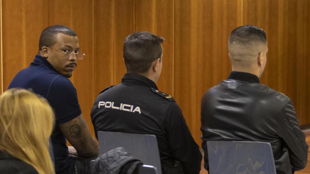 José Arcadio D.N., alias El Melillero (2 izq), sentado en el banquillo en el juicio.