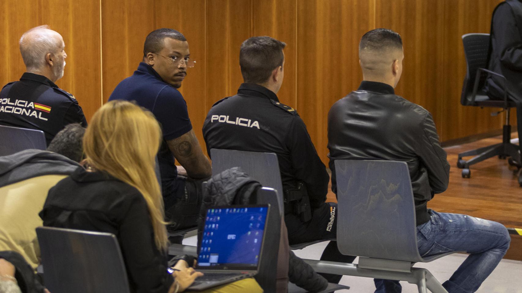 José Arcadio D.N., alias El Melillero (2 izq), sentado en el banquillo en el juicio.